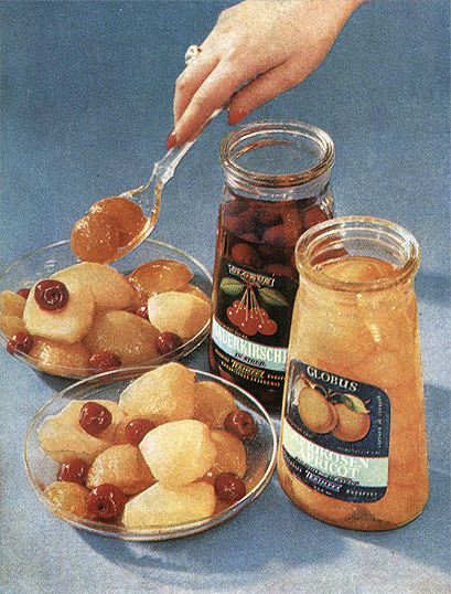 Реклама фруктовых консервов (ВНР); в изобразительном отношении применение цветного фото в рекламе пищевых консервов имеет преимущество по сравнению с рисунком