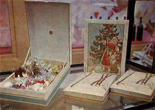 Упаковка новогоднего набора кондитерских изделий на витрине московского магазина 'Подарки'