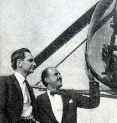 Лоуренс Рокфеллер (слева) в авиационной лаборатории