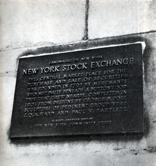 Мемориальная доска на стене биржи в Нью-Йорке. Нью-Йоркская биржа - арена деятельности Морганов и других американских миллионеров