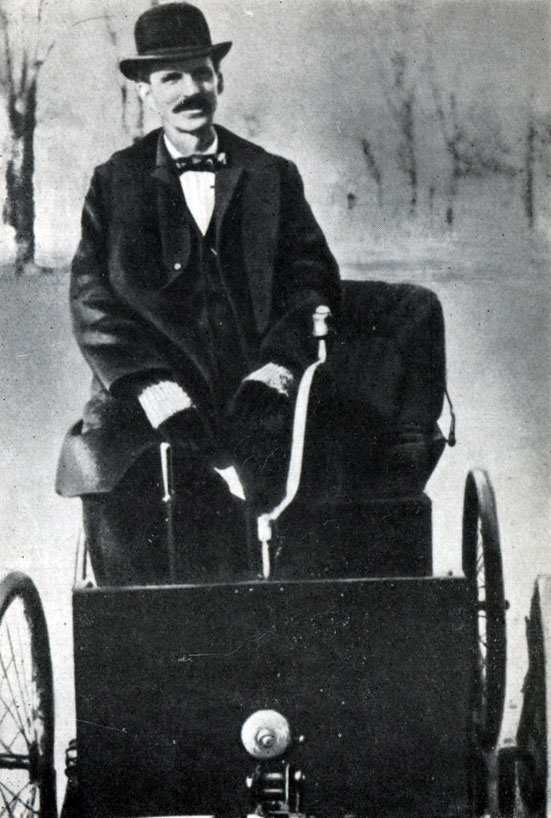 Генри Форд за рулем своего первого автомобиля. Детройтский промышленник сколотил на автомобилях миллиардное состояние