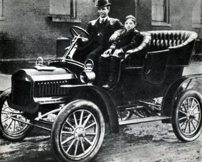 Генри Форд с сыном Эдзелом в машине модели 'Ф' образца 1905 года