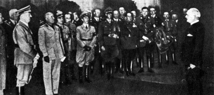1942 год. Гитлер и Муссолини в гостях у Круппов на знаменитой 'Вилле Хюгель'. Посередине - Геббельс и нацистские генералы