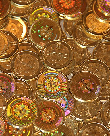 Реальные биткоин-монеты из металла, которые начала выпускать в 2011 году фирма “Casascius Bitcoin Mint”: https://ru.wikipedia.org/wiki/Биткойн#/media/Файл:Physical_Bitcoin_by_Mike_Cauldwell_(Casascius).jpg