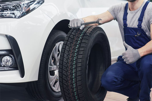 https://ru.freepik.com/free-photo/technician-with-blue-workwear-holding-wrench-tire-while-showing-thumb-up_9122527.htm#fromView=search&page=1&position=2&uuid=c755978f-59b4-4646-befc-f9a734f56708